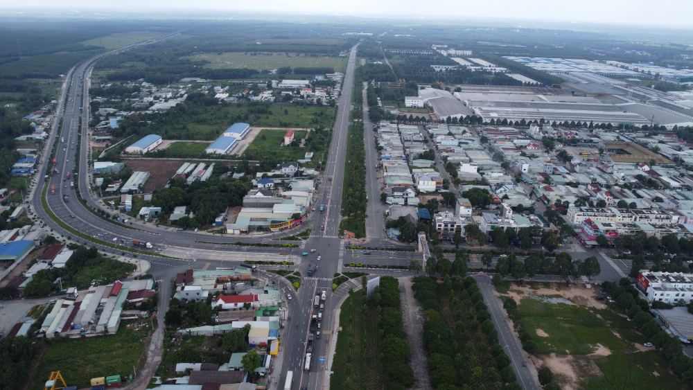 Hạ tầng giao thông Khu công nghiệp Bàu Bàng kết nối với 2 trục đường chính là Quốc lộ 13 với 6 làn xe và đường Mỹ Phước Tân Vạn 10 làn xe. Ảnh: Đình Trọng