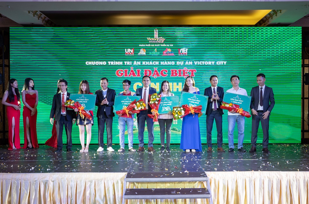 Hình ảnh trao giải đặc biệt 5 căn nhà cho các khách hàng tại dự án Victory City